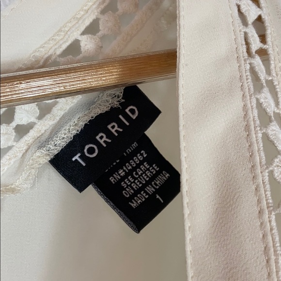 Euc Torrid cream sheer flutter sleeve top 1X - Picture 3 of 6
